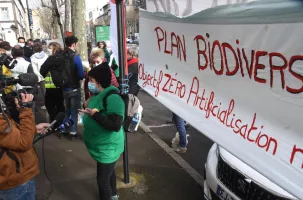 Une centaine de défenseurs de l’environnement se sont rassemblés pacifiquement.