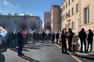 Plusieurs syndicats de l'éducation ont manifesté à Vals ce mardi matin.