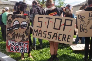 La première manifestation d'opposants a eu lieu le 17 juin 2020 au Pertuis.