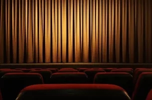 Le rideau reste désespérément fermé dans les salles de spectacles.
