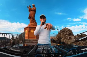 Kentin FcN a mixé depuis la statue de la Vierge du Puy.