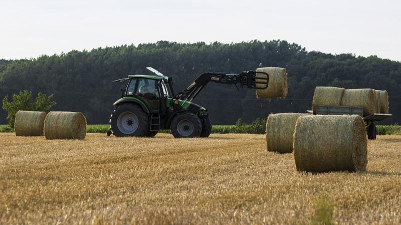 Les fourches du tracteur se sont plantées dans le sol et l’engin a basculé.