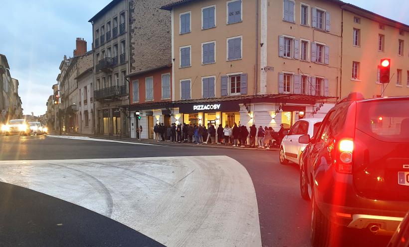 Dès 17h, près d’une centaine de personnes attendaient l’ouverture.