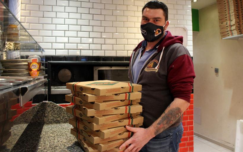 Alexandre Obrier tient la plus vieille pizzeria du Puy, L’Impériale Pizza.