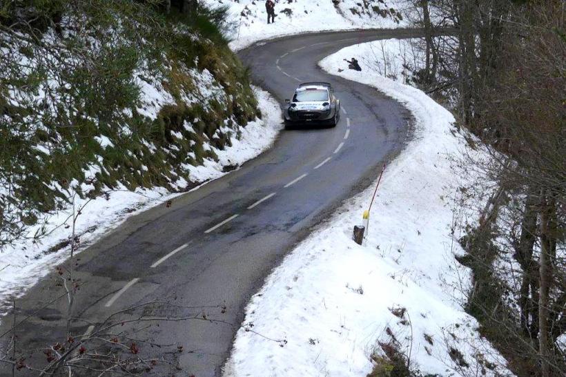 Le pilote de rallye Gus Greensmith a fait des essais sur les routes de haute Ardèche.