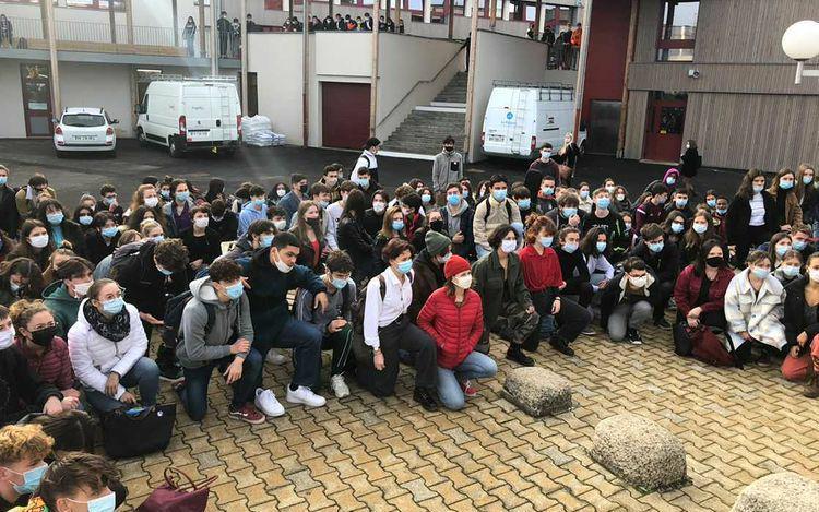 Les élèves du lycée C. & A. Dupuy ont manifesté pour Madame ce vendredi matin.